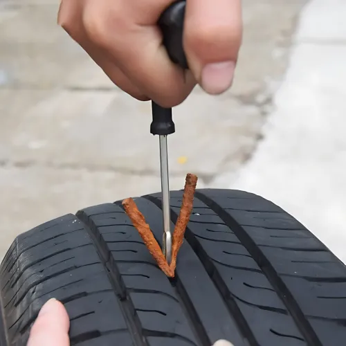 Комплект для ремонта бескамерных шин tubeless tyre repaoir kit – 3 жгута, клей-активатор, инструменты, блистер - фото 4